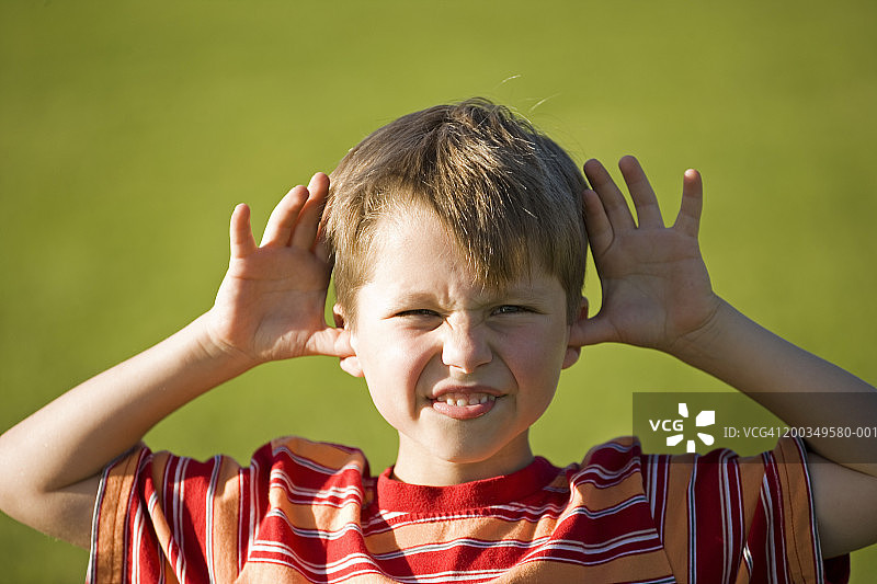 做鬼脸的男孩（6-8岁），特写肖像图片素材