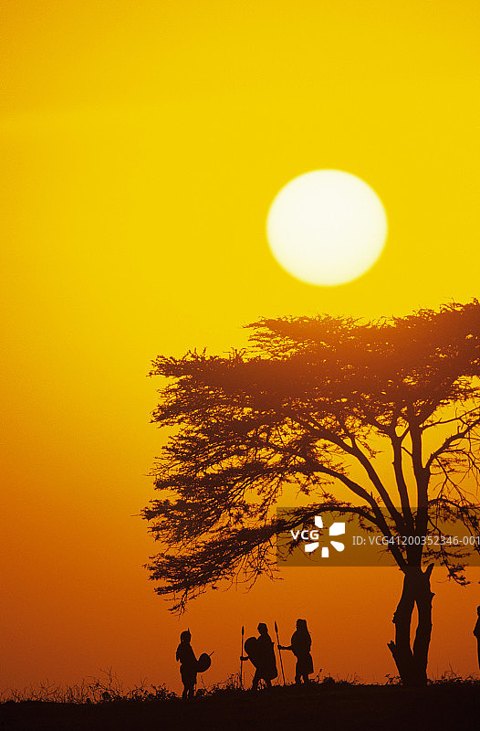 黎明时分的肯尼亚马赛部落剪影图片素材