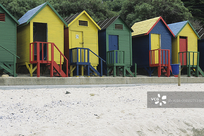 南非福尔斯湾的彩色海滩小屋图片素材