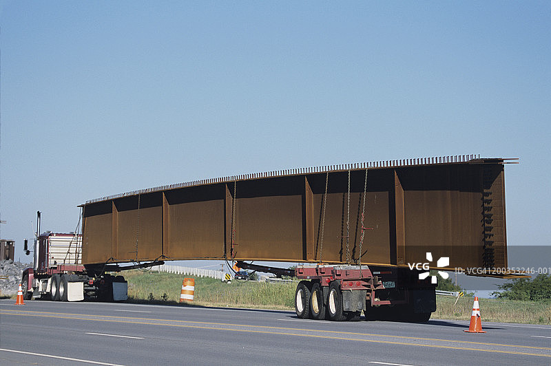 道路上运输钢梁的大卡车图片素材