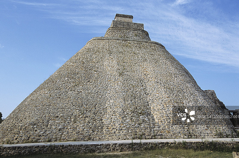 墨西哥尤卡坦乌斯马尔玛雅遗址，魔法师金字塔图片素材