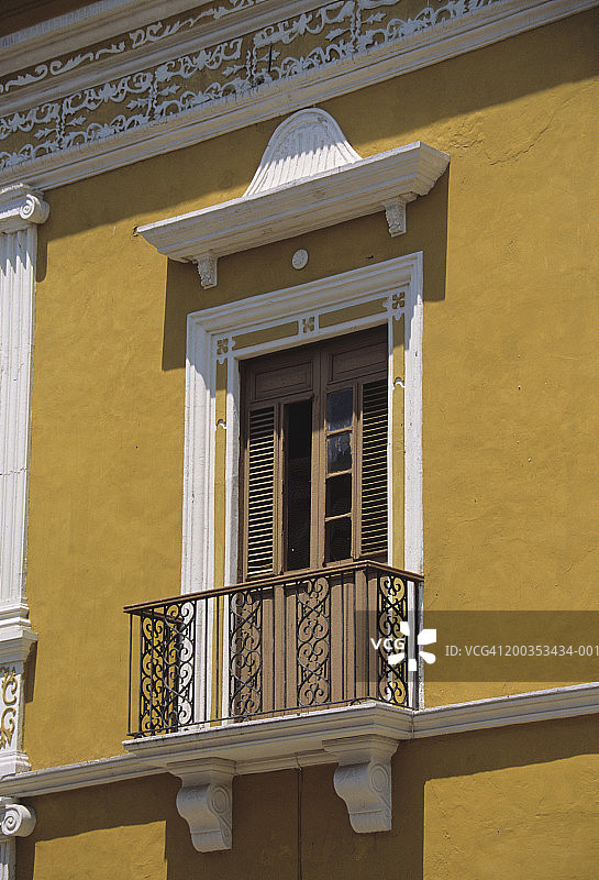 墨西哥坎佩切的黄色建筑窗户，16至17世纪西班牙殖民建筑风格图片素材