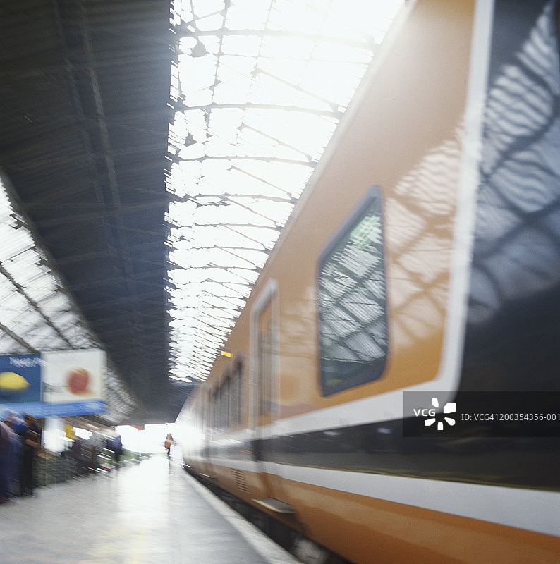 爱尔兰都柏林火车站台列车（虚焦摄影）图片素材