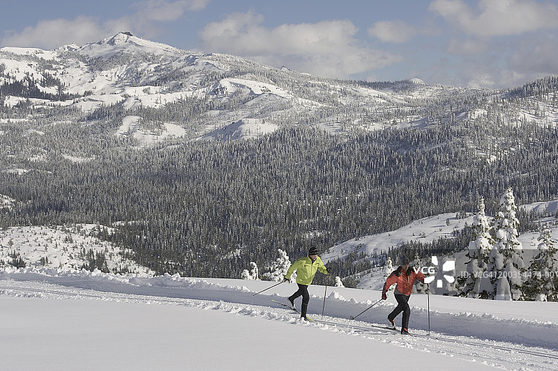 美国加州，青少年情侣（15-17岁）越野滑雪图片素材