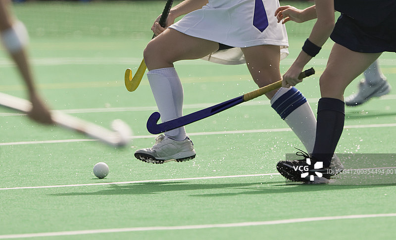 女子曲棍球运动员比赛瞬间（下半身）图片素材