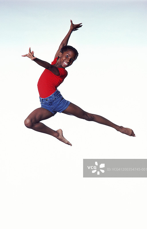 小女孩跳跃舞蹈图片素材