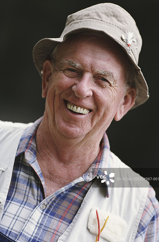 戴着渔夫帽和马甲的男士肖像图片素材