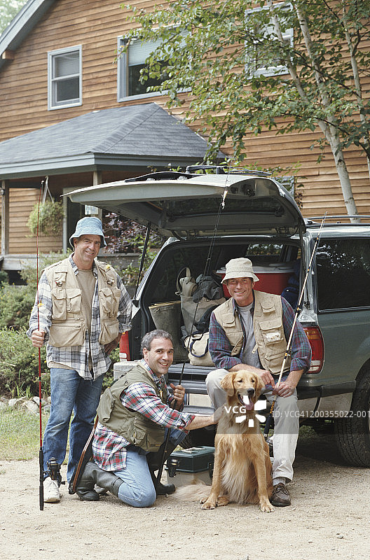 三位中年渔民和金毛猎犬在车后图片素材