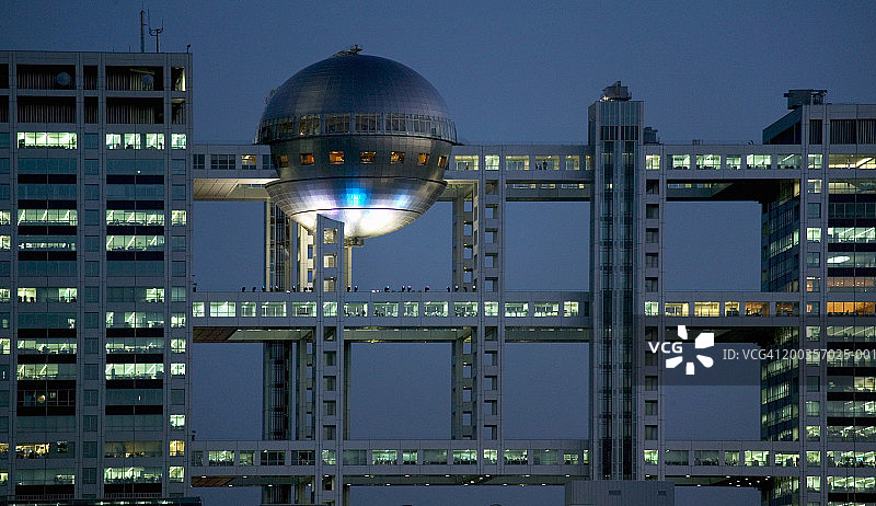 日本东京富士电视台大楼夜景灯光图片素材