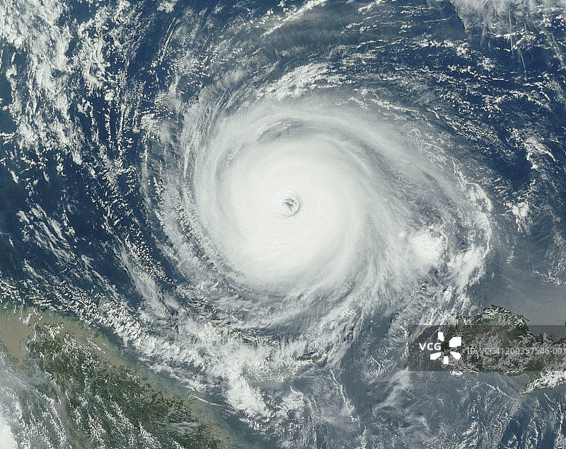 台风龙王逼近中国台湾，卫星视图图片素材