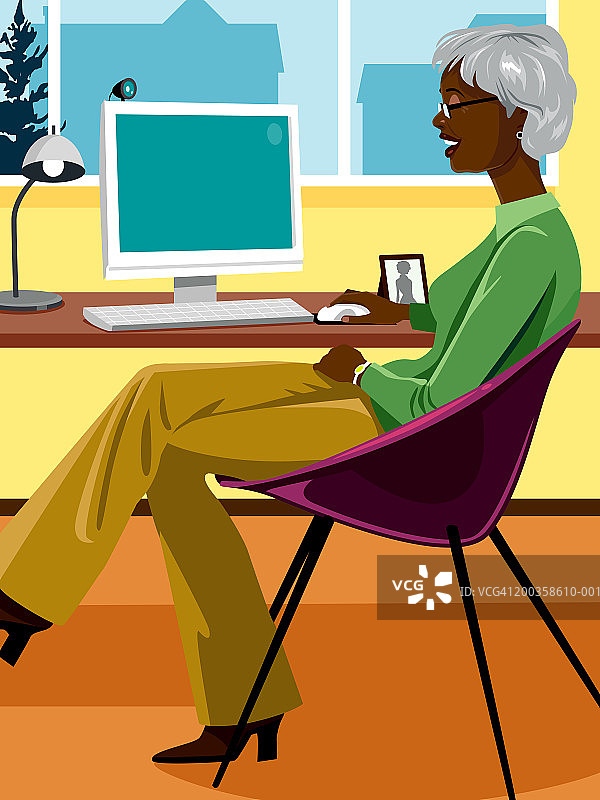 中年妇女使用电脑的侧视图图片素材