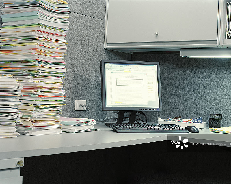 桌面上电脑旁的文件夹堆图片素材