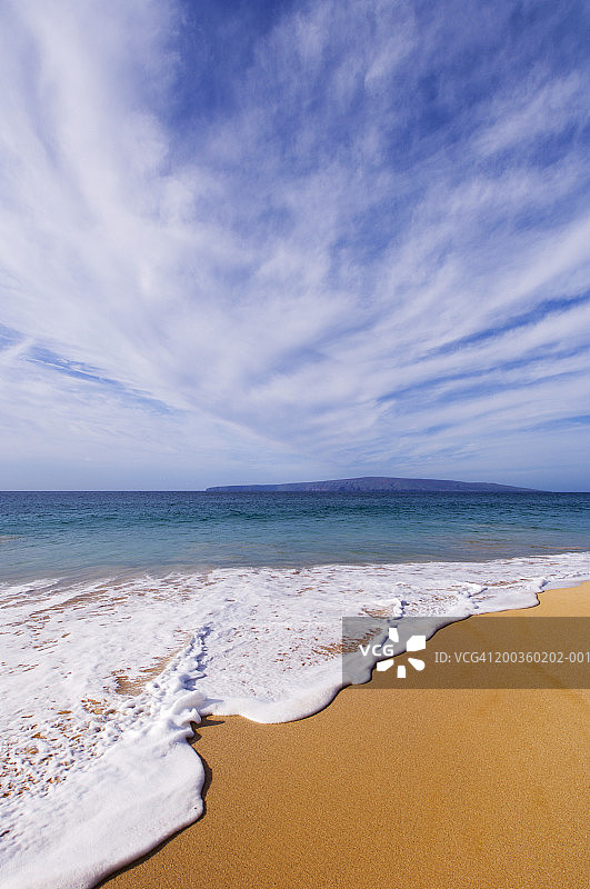 美国毛伊岛威雷亚海滩冲浪和海岸线图片素材