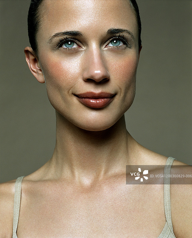 微笑向上看的年轻女人图片素材