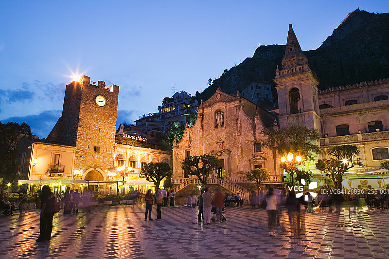 意大利西西里陶尔米纳，四月九日广场，黄昏（长曝光）图片素材