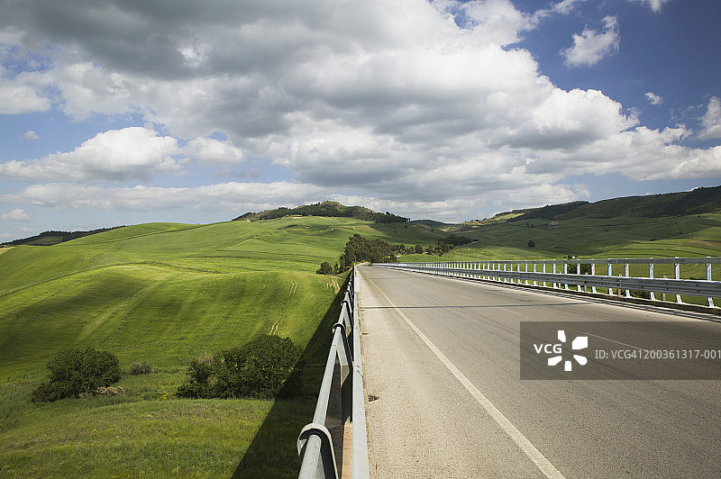 意大利西西里岛恩纳地区：绿色田野和高速公路图片素材