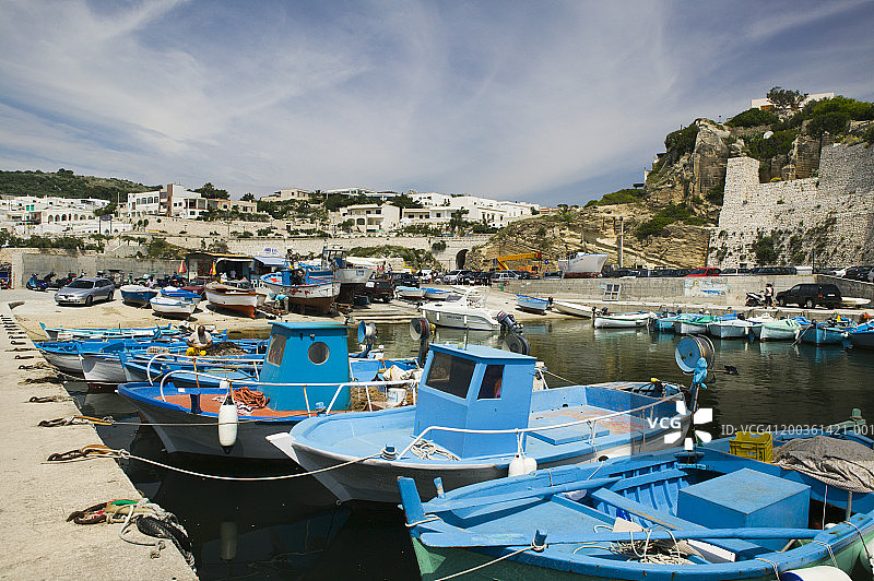 意大利普利亚卡斯特罗码头渔船图片素材