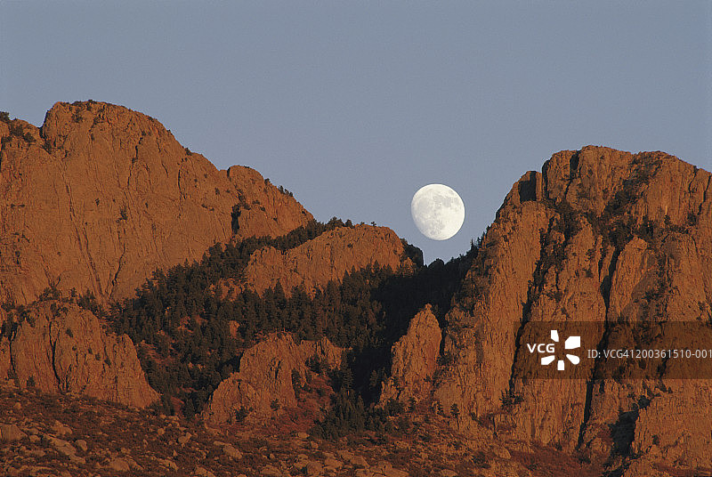 美国新墨西哥州阿尔伯克基，桑迪亚山脉上的月亮图片素材