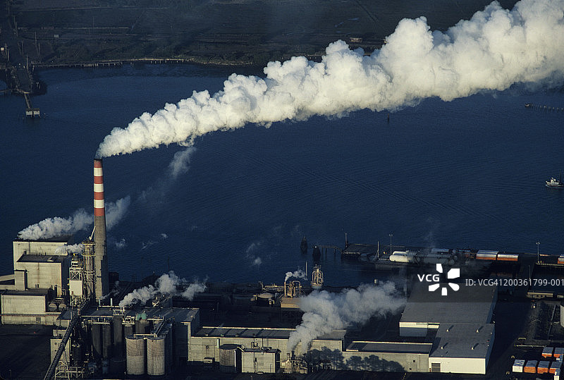 冒着烟囱的造纸厂鸟瞰图片素材