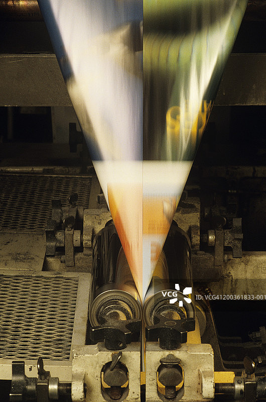 工作中四色卷筒纸印刷机图片素材