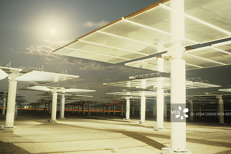 太阳能反射镜低角度视图图片素材