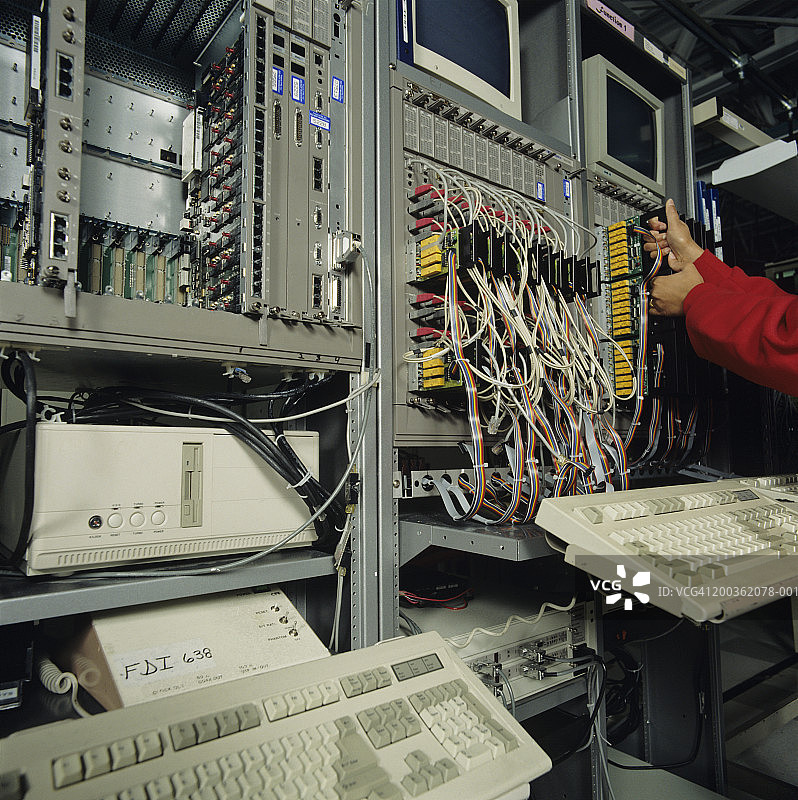电脑制造电子元件：路由器电路板图片素材