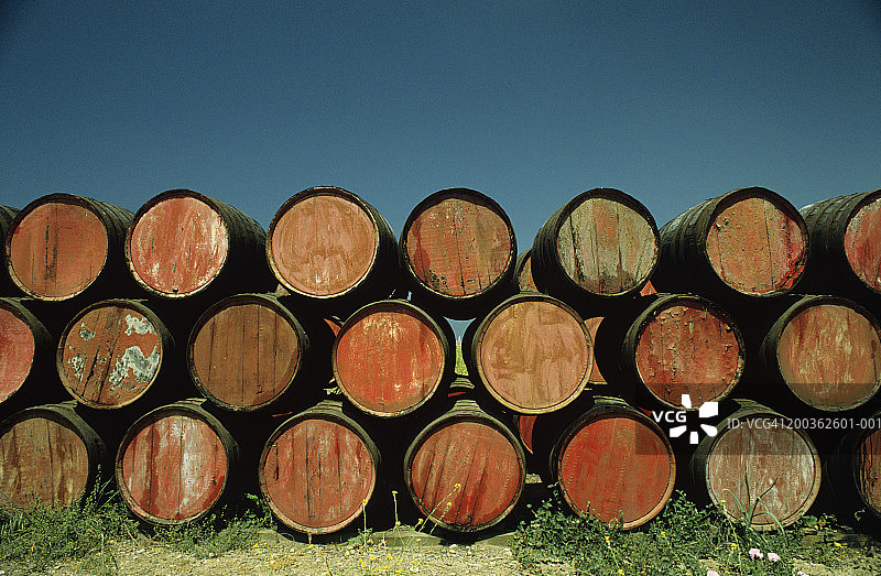 西班牙安达卢西亚阳光下桶中成熟的雪利酒图片素材