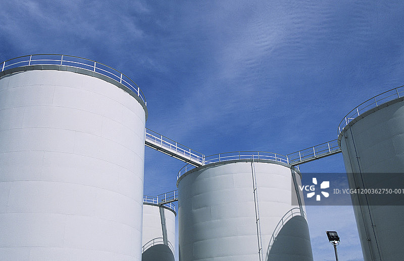 爱尔兰的储油罐，低角度拍摄图片素材