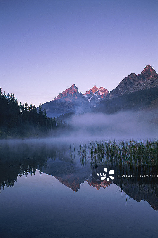 美国怀俄明州大提顿国家公园：斯特林湖与提顿峰的黎明图片素材