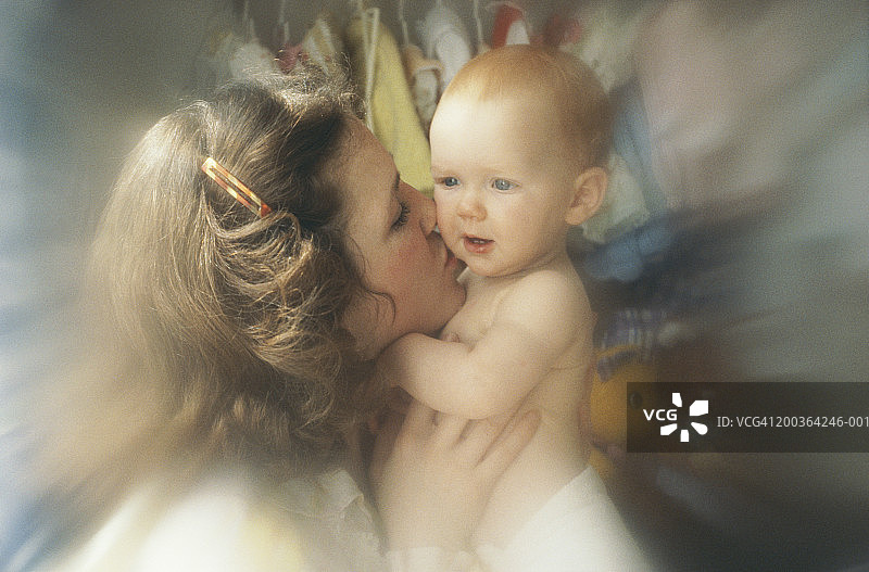 母亲亲吻女婴图片素材