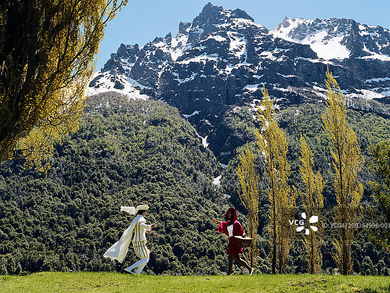 年轻的王子和小红帽奔向彼此图片素材