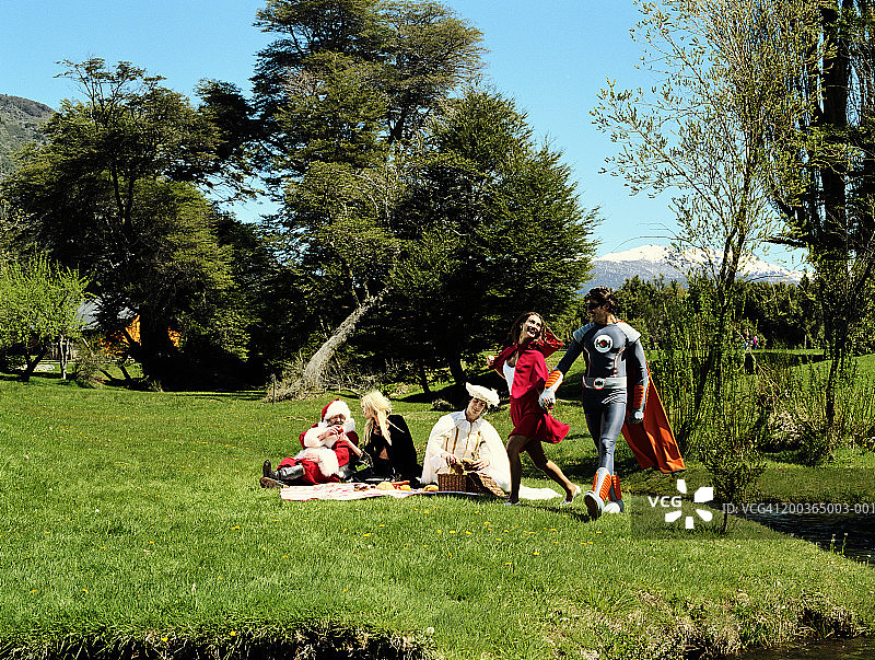 超级英雄、童话人物和圣诞老人野餐图片素材