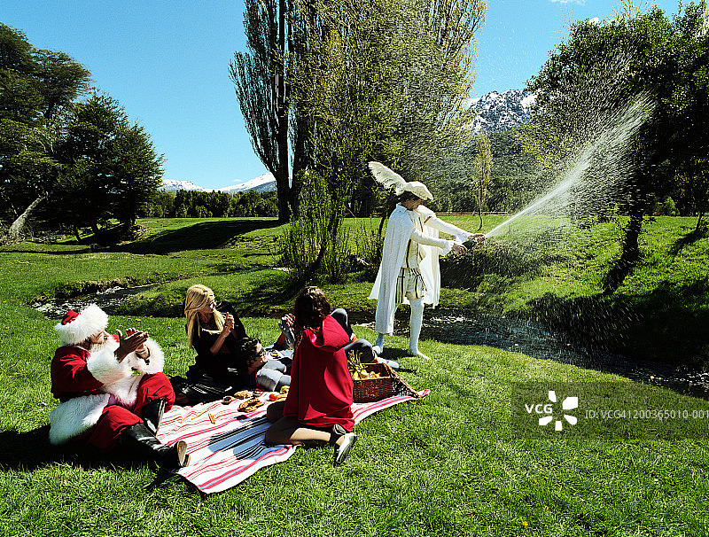圣诞老人与超级英雄野餐童话人物图片素材