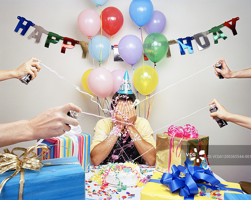 互相喷彩带的人群图片素材