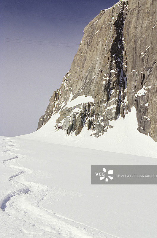 法国霞慕尼勃朗峰山谷的单板滑雪道图片素材