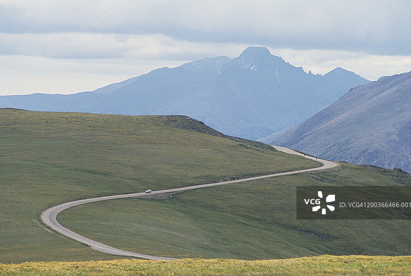 穿过朗斯峰前方的道路，美国科罗拉多州落基山国家公园图片素材