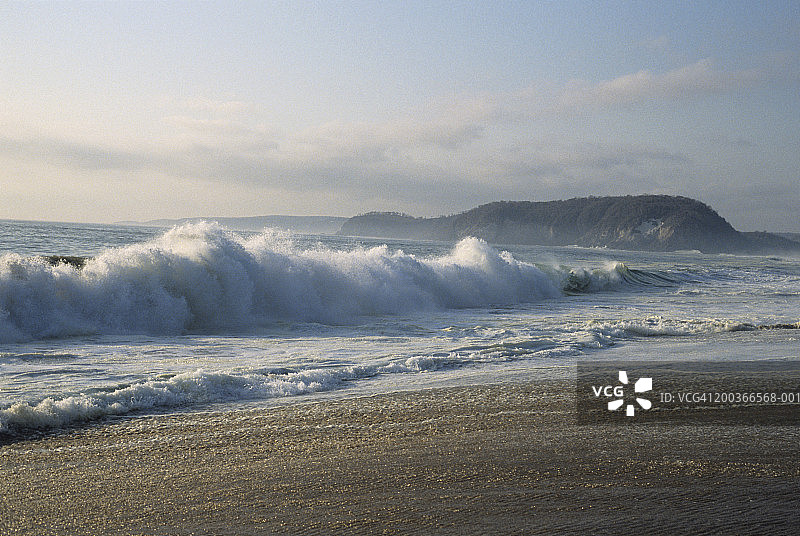海浪拍打墨西哥卡雷耶斯海滩图片素材