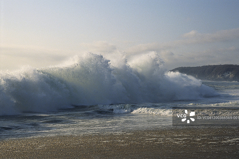 海浪拍打墨西哥卡雷耶斯海滩图片素材