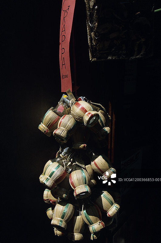 挂在丝带上的格拉巴酒迷你瓶，意大利圣吉米尼亚诺特写图片素材