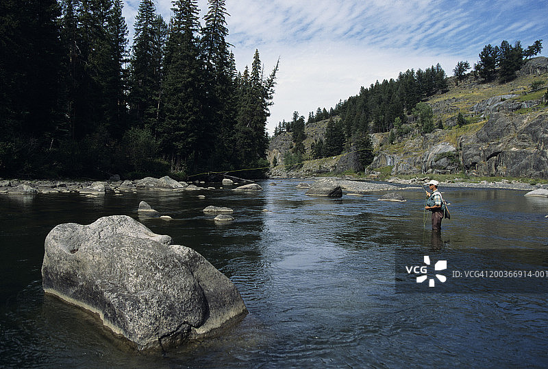 男人在拉马尔河钓鱼图片素材