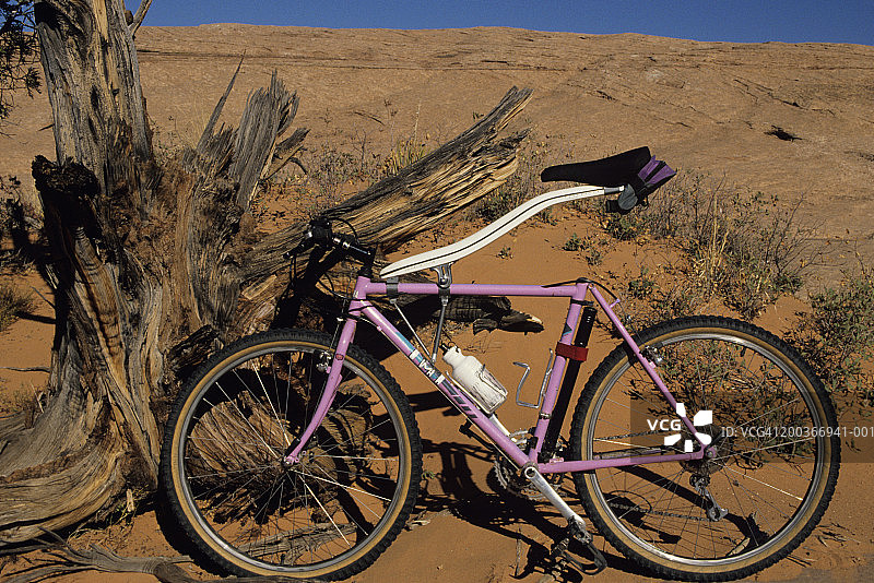 犹他州树桩上的山地自行车图片素材