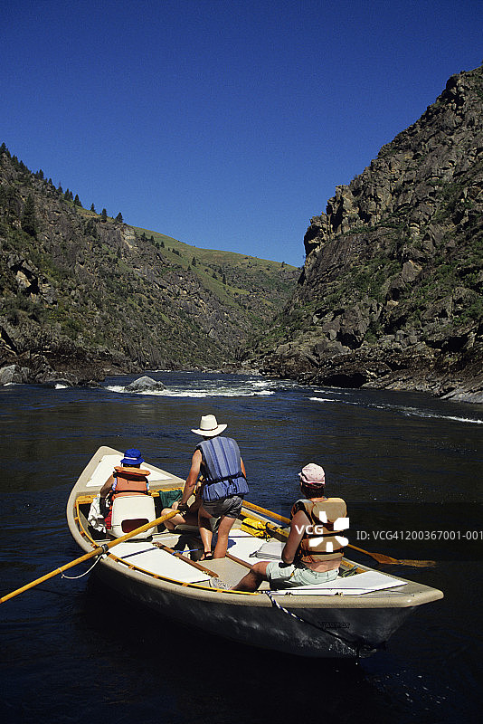 在爱达荷州鲑鱼河上航行的家庭帆船图片素材