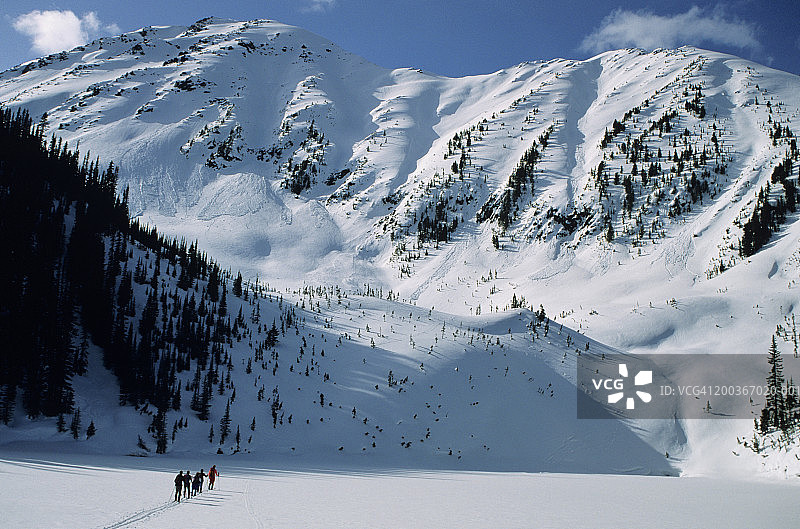 在加拿大不列颠哥伦比亚省塞尔kirk山脉滑雪旅行的人群图片素材