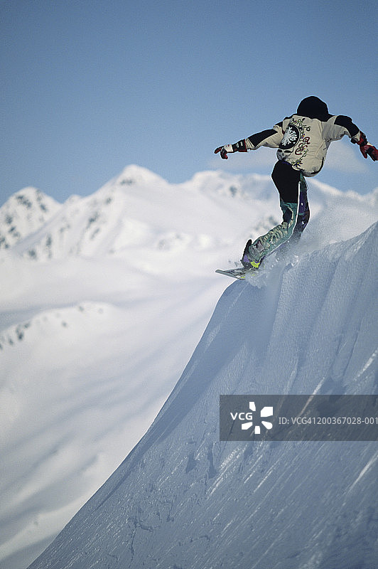 滑雪者在楚加奇山脉的山脊上，美国阿拉斯加图片素材