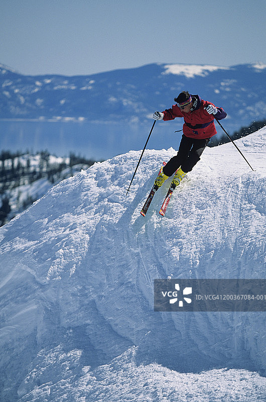 美国加利福尼亚州斯阔谷的滑雪者图片素材