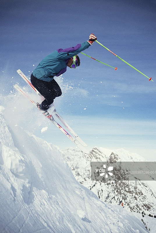 美国犹他州雪鸟滑雪场的滑雪者在空中图片素材