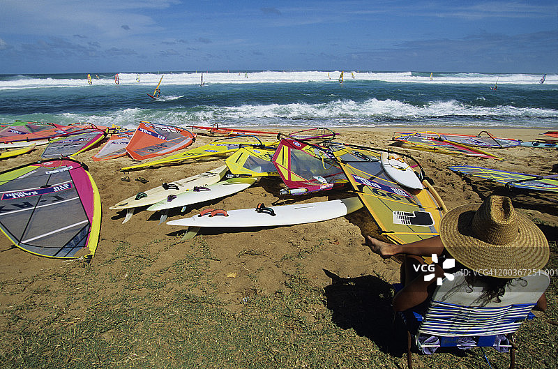 在夏威夷毛伊岛海滩上戴草帽的女人图片素材