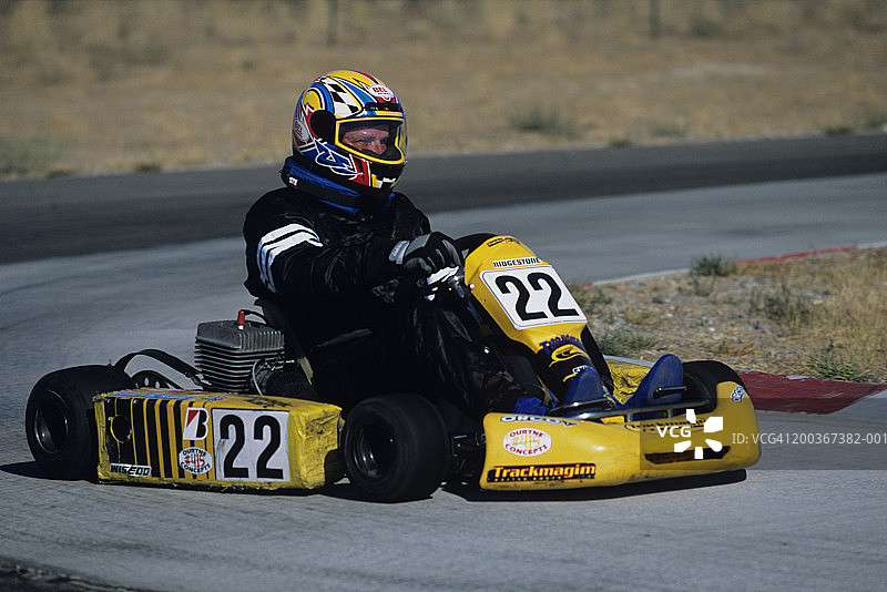 男子参加卡丁车比赛图片素材