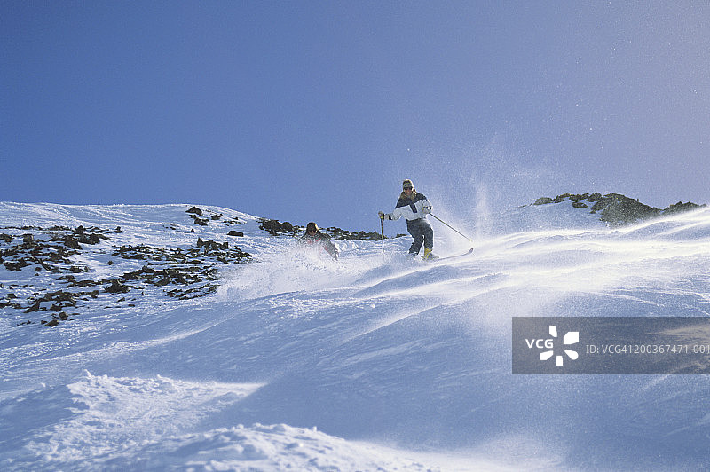 滑雪者在加利福尼亚州斯阔谷的雪地里滑行图片素材