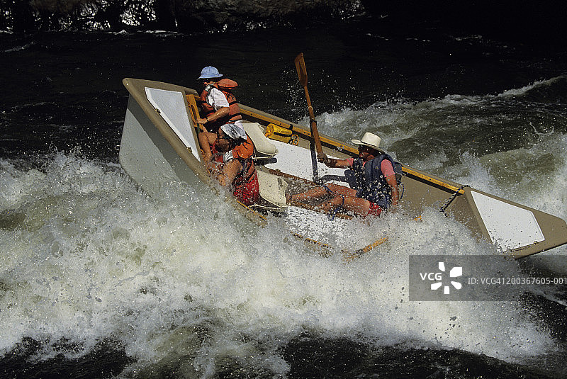 在爱达荷州鲑鱼河多莉船上的家庭（美国，高角度视图）图片素材